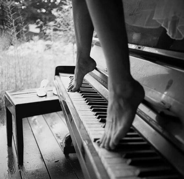 C elLe - Photo femme piano